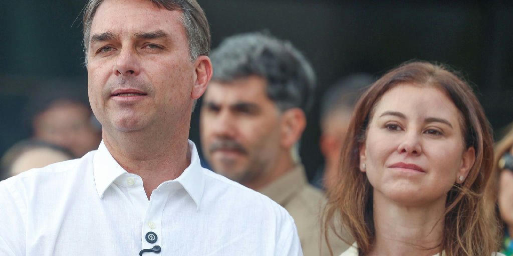 Flávio Bolsonaro vai a missa em Brasília e repercute decisão do STF sobre visitas ao pai