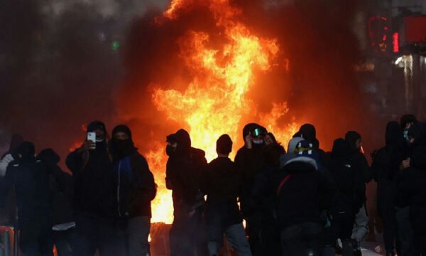 França enfrenta onda de confrontos e destruição após atos contra custo de vida