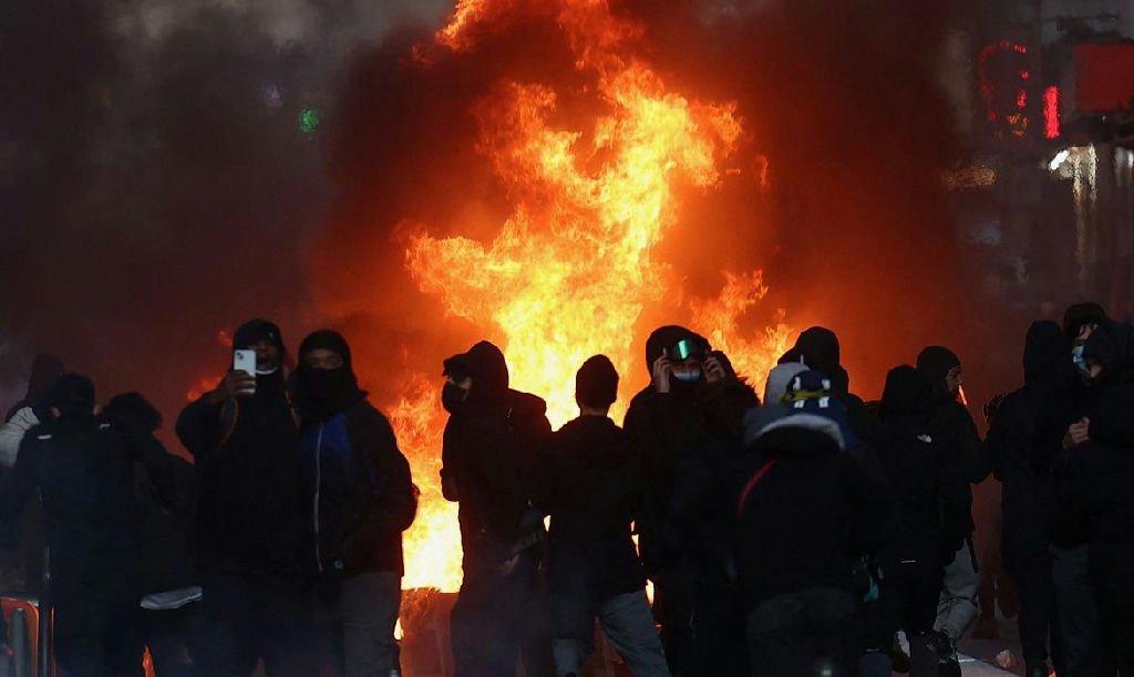 França enfrenta onda de confrontos e destruição após atos contra custo de vida