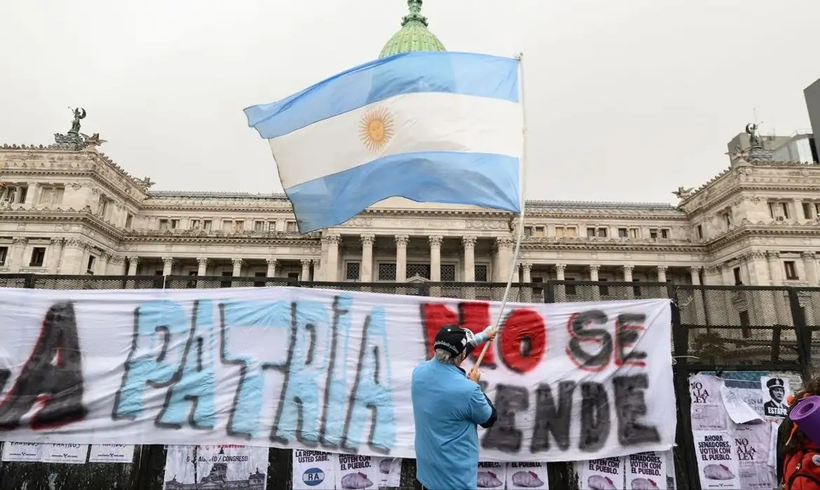 Governo de Javier Milei anuncia plano para demitir até 21 mil servidores