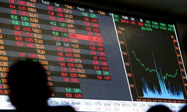 Ibovespa dispara 7,85% e dólar recua para R$ 5 após primeiro turno das eleições