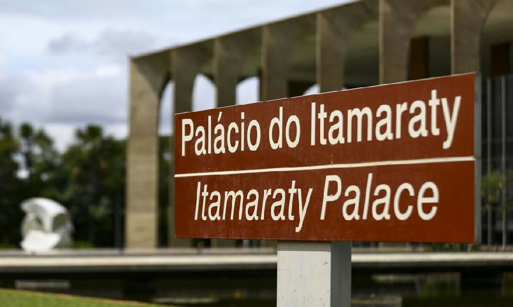 Itamaraty acusa Milei de interferência e repudia ofensas ao Brasil