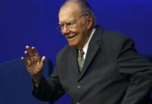 José Sarney deixa hospital em São Luís após cirurgia abdominal