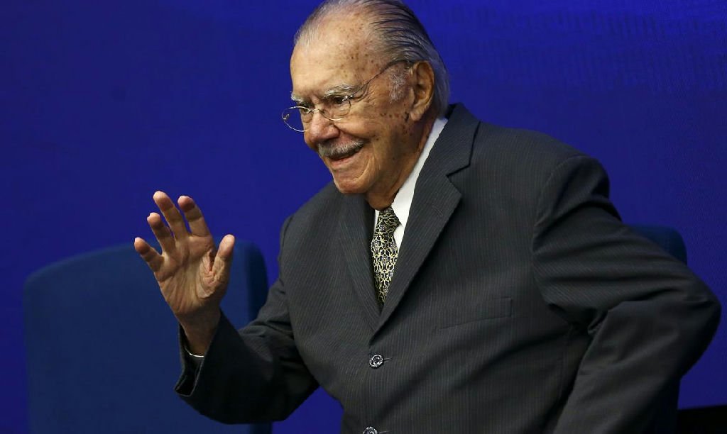 José Sarney deixa hospital em São Luís após cirurgia abdominal
