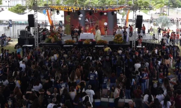 Juventude se reúne na Orla do Marine para celebrar encontro religioso em Maricá