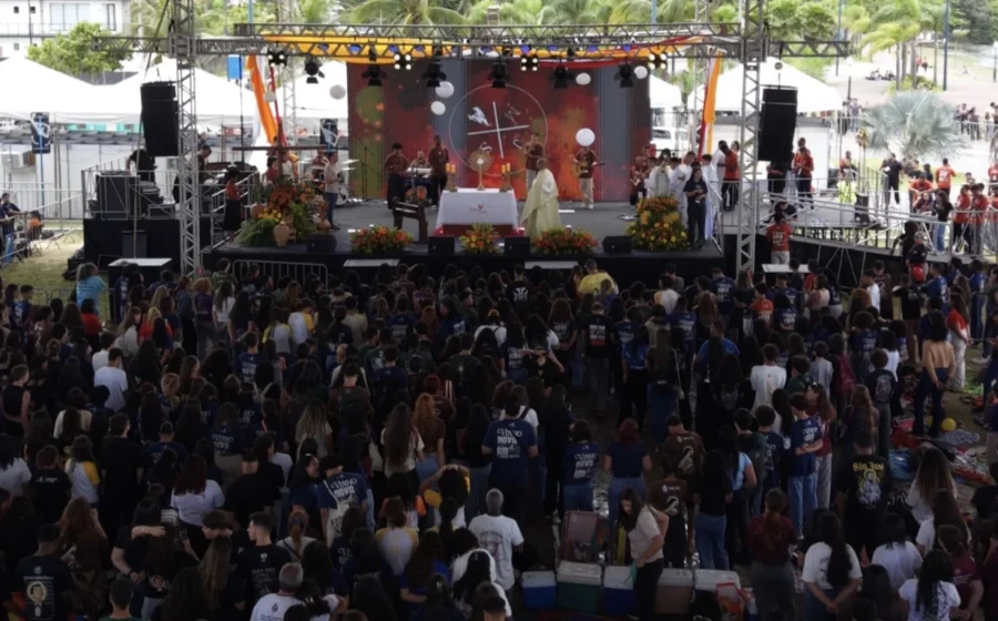Juventude se reúne na Orla do Marine para celebrar encontro religioso em Maricá