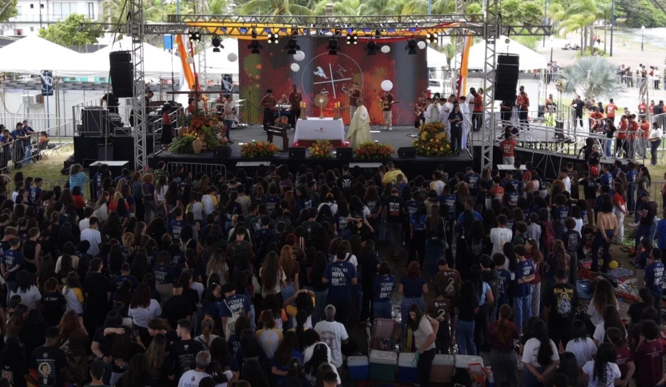 Juventude se reúne na Orla do Marine para celebrar encontro religioso em Maricá