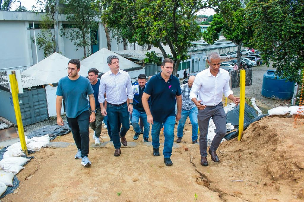 Léo Vieira e secretário estadual vistoriam obras no viaduto de Vilar dos Teles