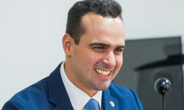 Lucas Ribeiro conquista reeleição ao governo da Paraíba no primeiro turno