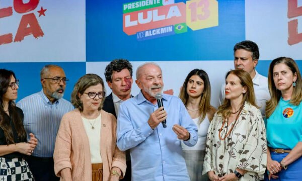 Lula defende fim da escala 6x1 e critica propostas de cortes em investimentos públicos