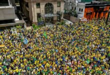 Manifestação reúne apoiadores de Flávio Bolsonaro na Avenida Paulista antes do segundo turno