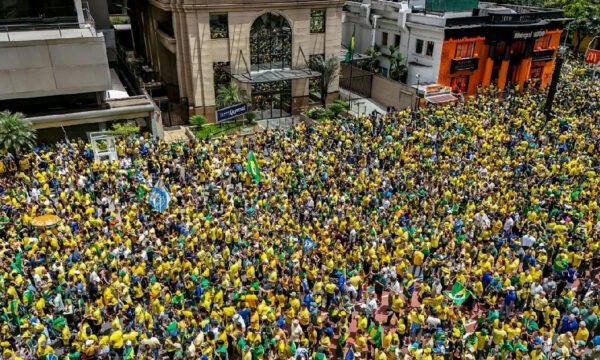 Manifestação reúne apoiadores de Flávio Bolsonaro na Avenida Paulista antes do segundo turno