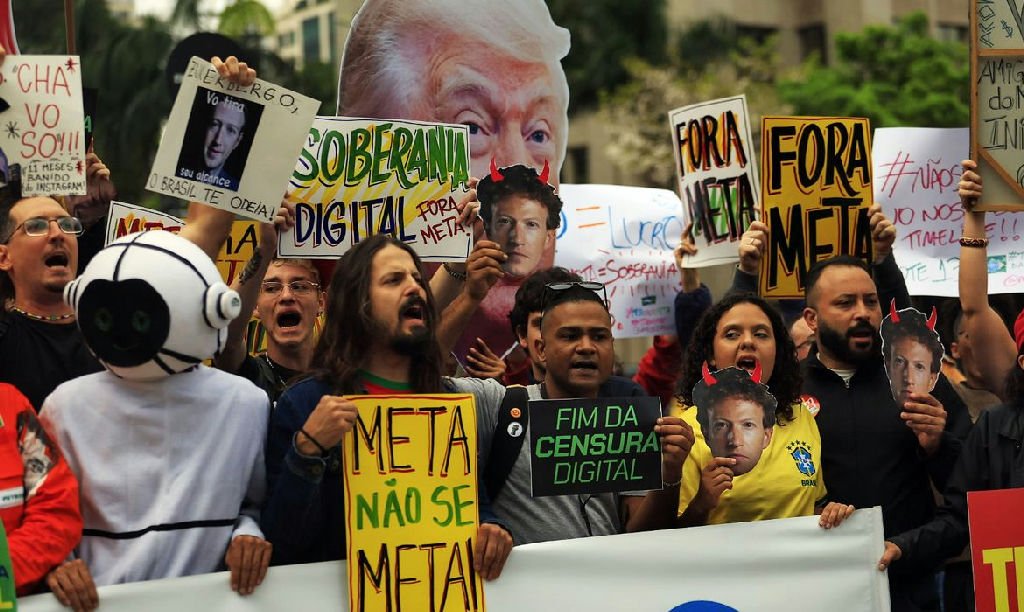 Manifestantes protestam em sao paulo cobrando neutralidade da meta
