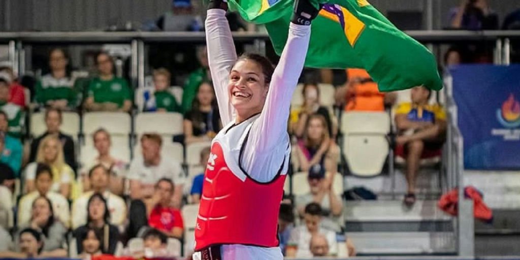 Maria Clara Pacheco conquista ouro no Grand Prix de taekwondo em Paris