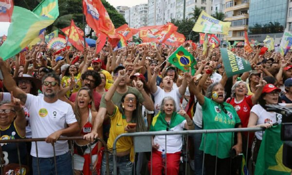 Multidão ocupa Copacabana em evento musical pela democracia e por Lula