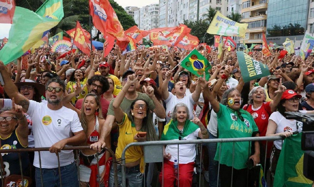 Multidão ocupa Copacabana em evento musical pela democracia e por Lula