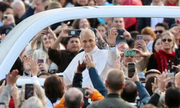 Papa Leão XIV reaparece no papamóvel e retoma audiências no Vaticano