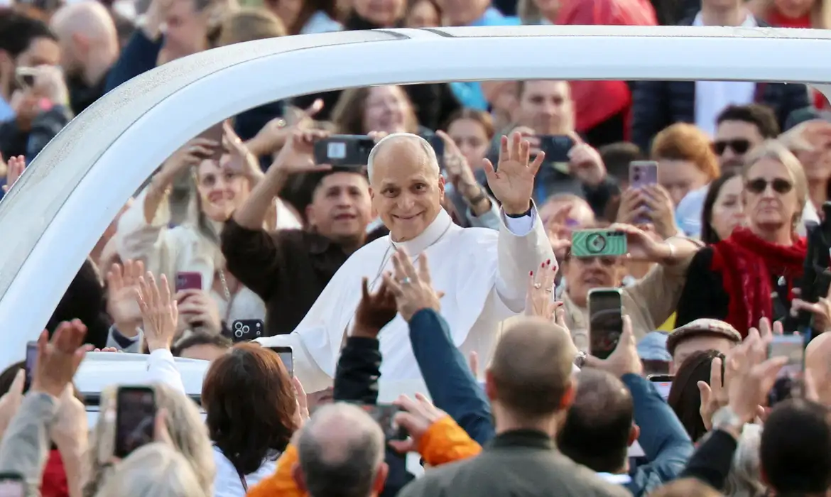 Papa Leão XIV reaparece no papamóvel e retoma audiências no Vaticano