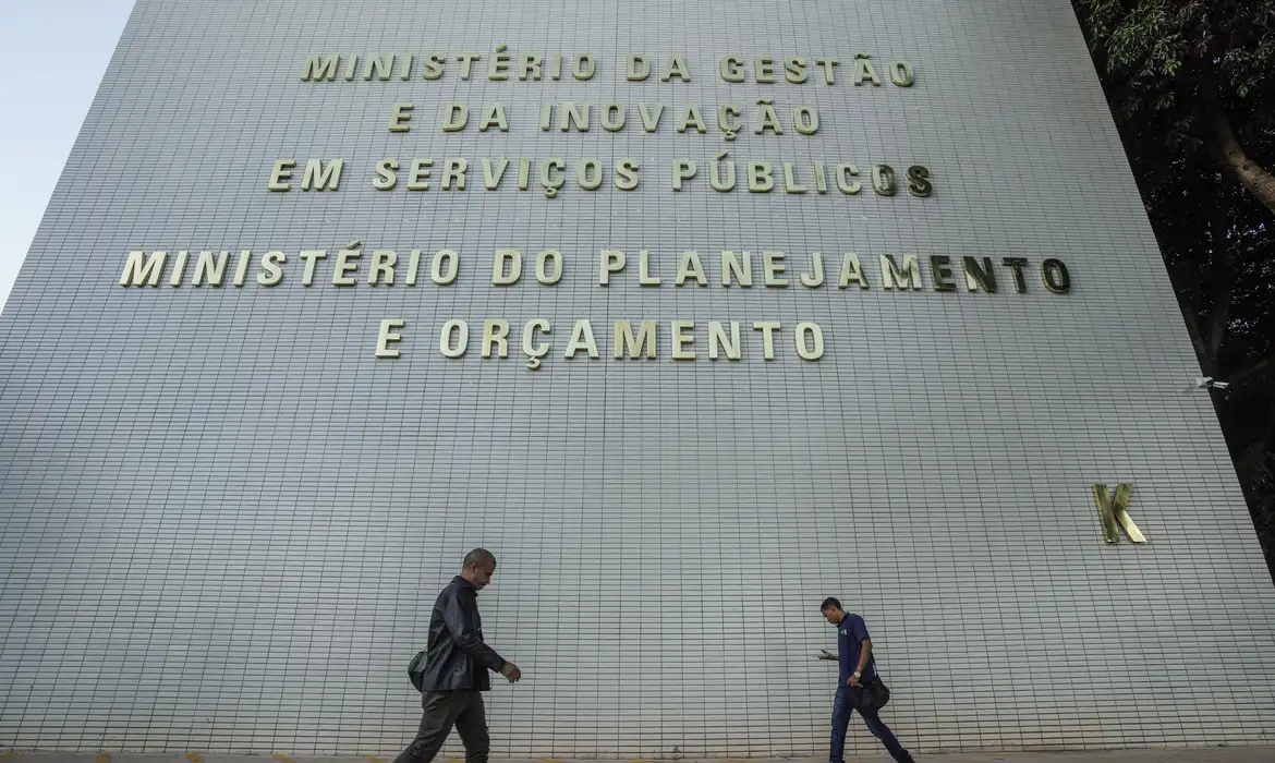 Plano orçamentário para 2027 prevê remanejamento de R$ 20 bilhões pelo governo