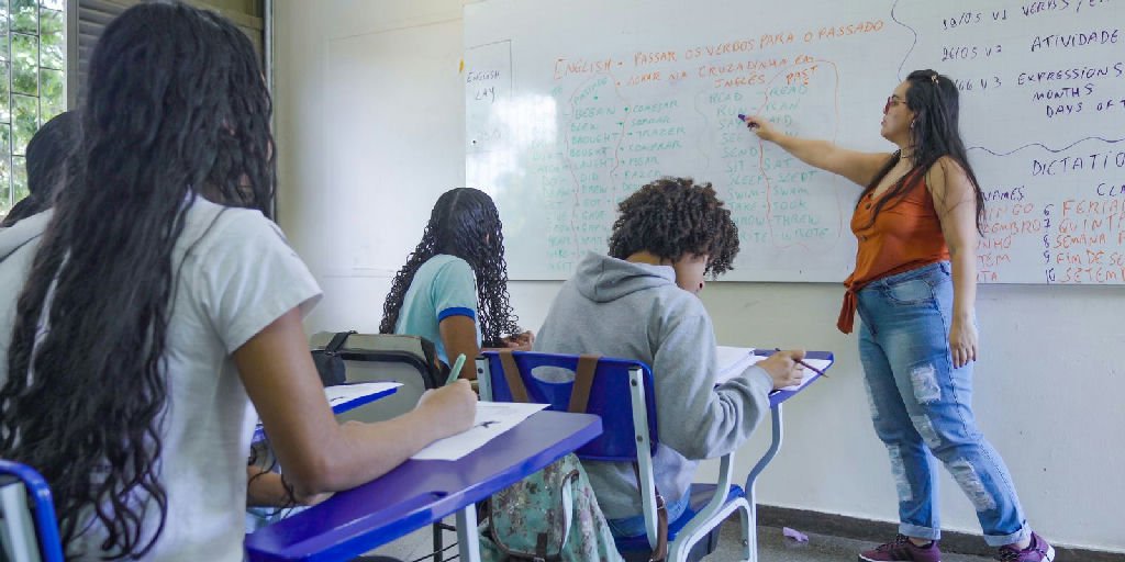 Propostas educacionais de Lula e Flávio Bolsonaro para o segundo turno das eleições