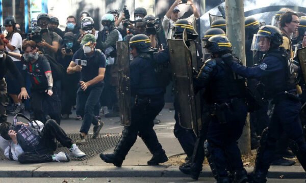 Protestos estudantis na França mantêm pressão por melhorias no sistema educacional