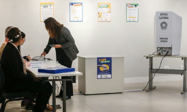 Regras eleitorais proíbem uso de celulares e dispositivos eletrônicos na cabine de votação