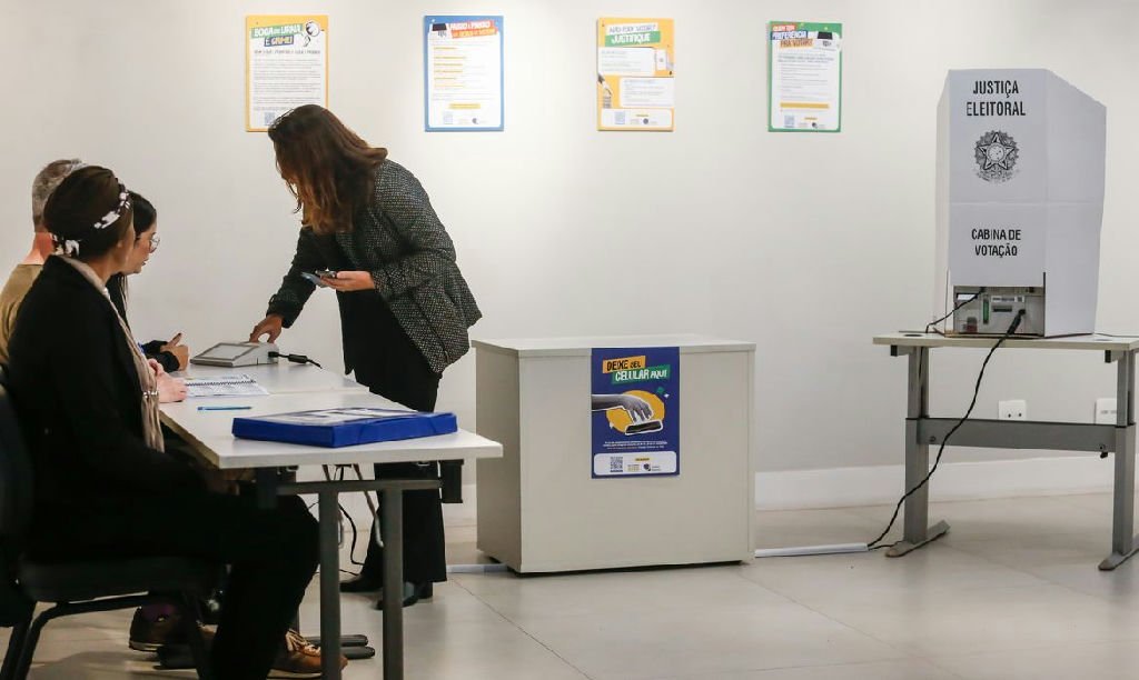 Regras eleitorais proíbem uso de celulares e dispositivos eletrônicos na cabine de votação