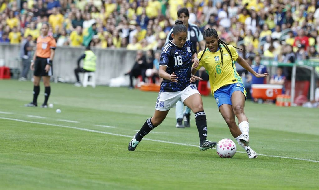 Seleção feminina desembarca em Recife para novo confronto contra a Argentina