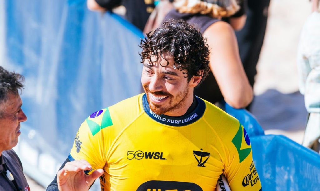 Surfe brasileiro avança em peso às quartas de final em Peniche