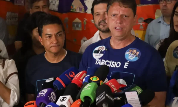 Tarcísio de Freitas é reeleito governador de São Paulo com promessa de novas entregas