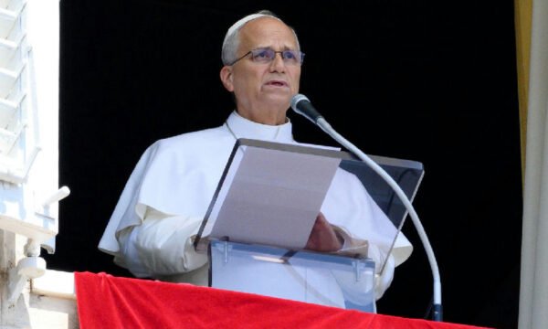 Vaticano confirma evolução positiva na recuperação do papa Leão 14